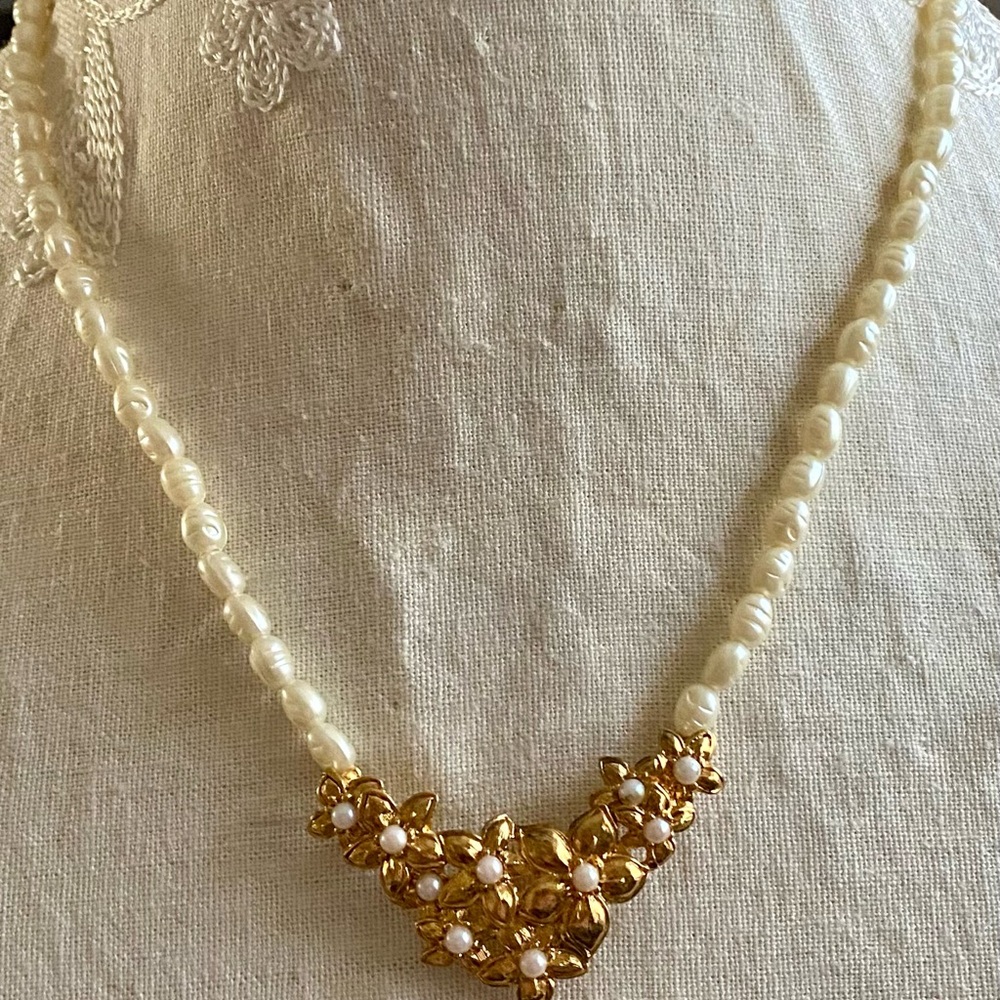 Vintage Avon Necklace Faux Freshwater Pearls Flower Pendant GT